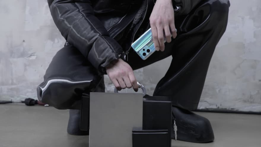 La borsa da smartphone di Realme sfila nella Parigi Fashion Week