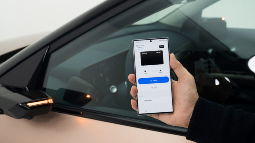 Samsung ti consentirà di aprire l&#039;auto con lo smartphone: debuttano le chiavi digitali UWb