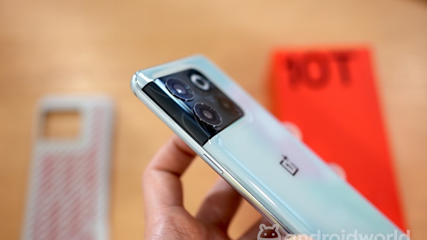 OnePlus 10T regala le Buds Pro  e supervaluta l&#039;usato