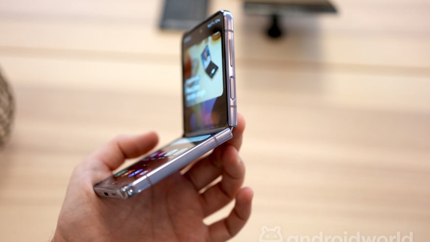 Gli sfondi di Samsung Galaxy Z Flip 4 sono pronti al download