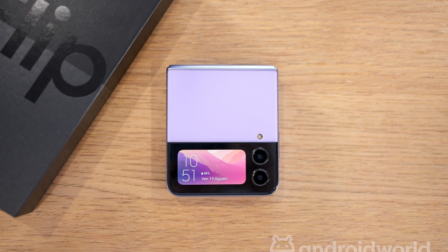 Il display esterno di Galaxy Z Flip 4 ha nuova vita con CoverScreen OS