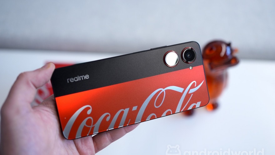Il Coca-Cola phone è ufficiale: unboxing dello smartphone Realme