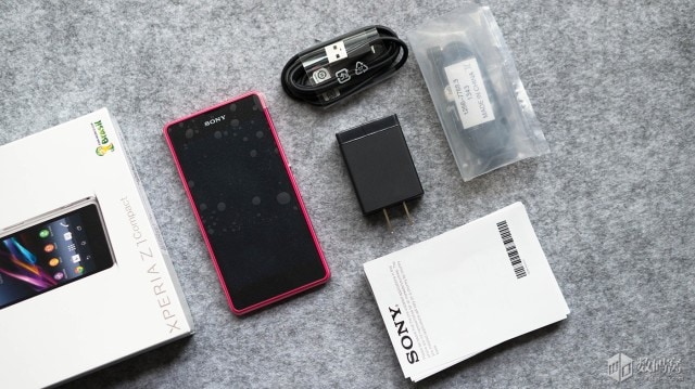 Sony Xperia Z1 Compact: ecco la confezione di vendita (foto)