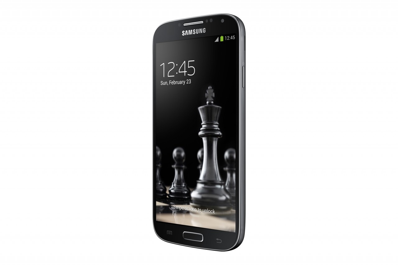 Samsung annuncia la Black Edition di Galaxy S4 ed S4 Mini, con retro in finta pelle, per la Russia (foto)