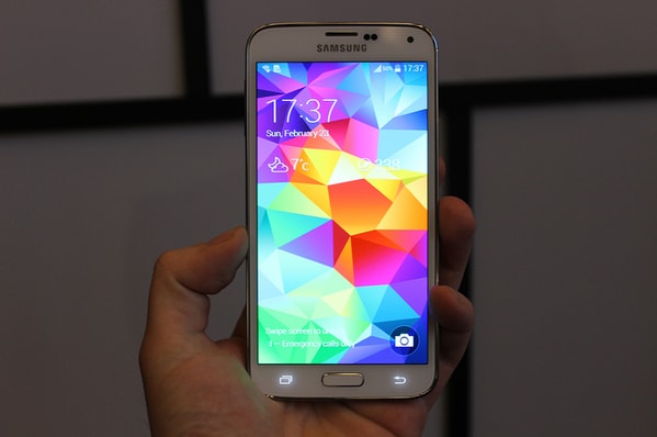 Samsung Galaxy S5 si mostra finalmente dal vivo a poche ore dalla presentazione (aggiornato) (foto)