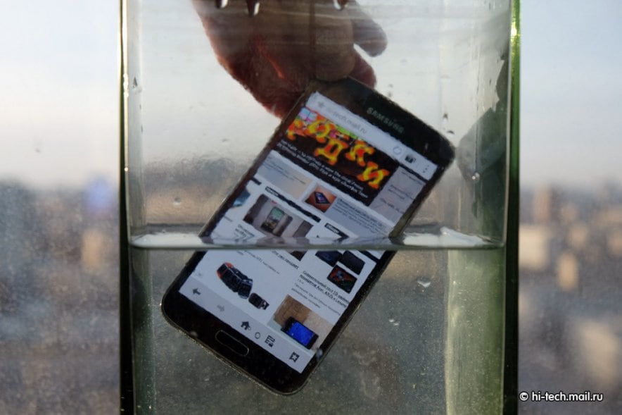 Samsung Galaxy S5 supera la prova dell&#039;acqua (foto e video)