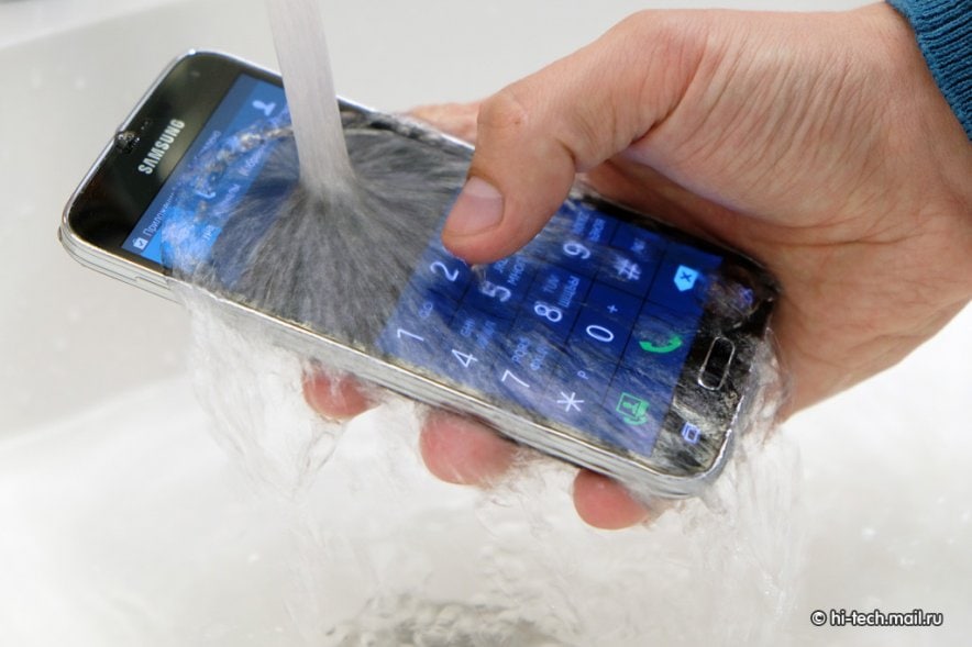 Samsung mostra la resistenza all&#039;acqua di Galaxy S5 (video)