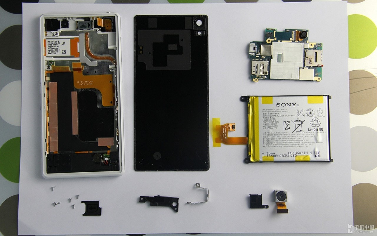 Sony Xperia Z2 smontato: ecco com&#039;è all&#039;interno (foto)
