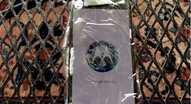 Il presunto Motorola Moto X+1 si mostra avvolto nella plastica e con patch di carta (video)