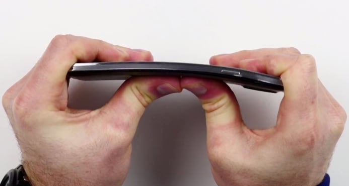 iPhone 6 Plus si piega, Galaxy Note 3 no! (video)