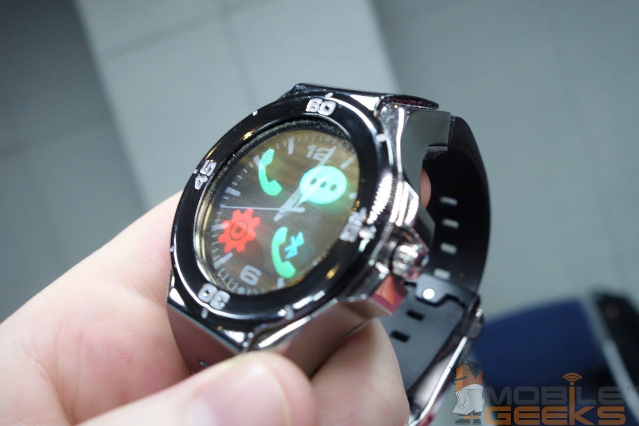 Uno smartwatch circolare, ma analogico, basato su Gingerbread: Longshine Halo (foto e video)