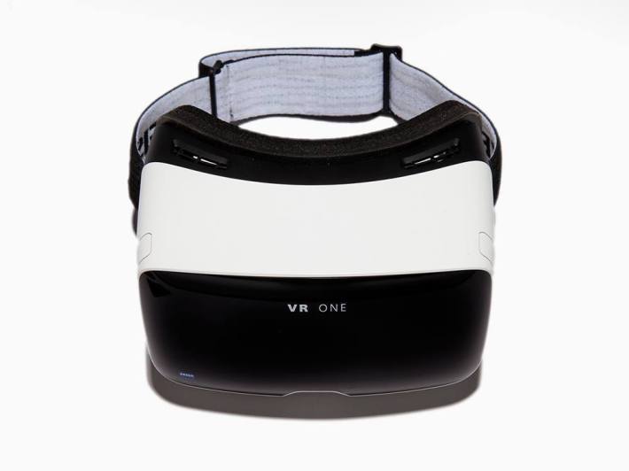 Carl Zeiss presenta un dispositivo per la realtà virtuale 