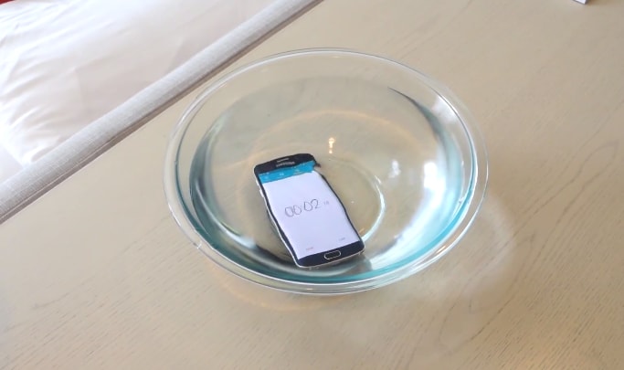 Samsung Galaxy S6 Edge si fa un bagnetto e quasi annega (video)