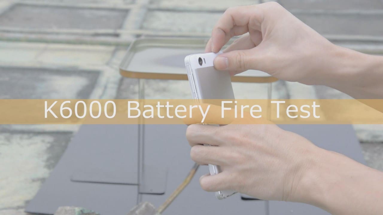 OUKITEL dà fuoco alla batteria del K6000 per dimostrare quanto è sicura (video)