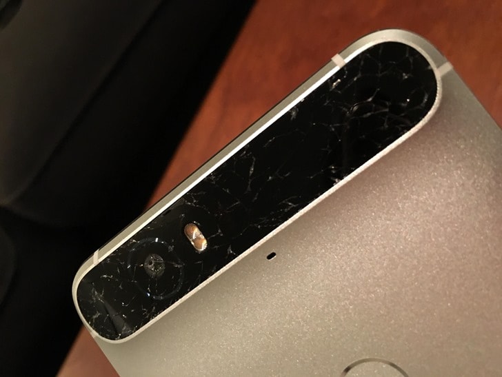 Il vetro posteriore di Nexus 6P sembra rompersi. Da solo. (foto)