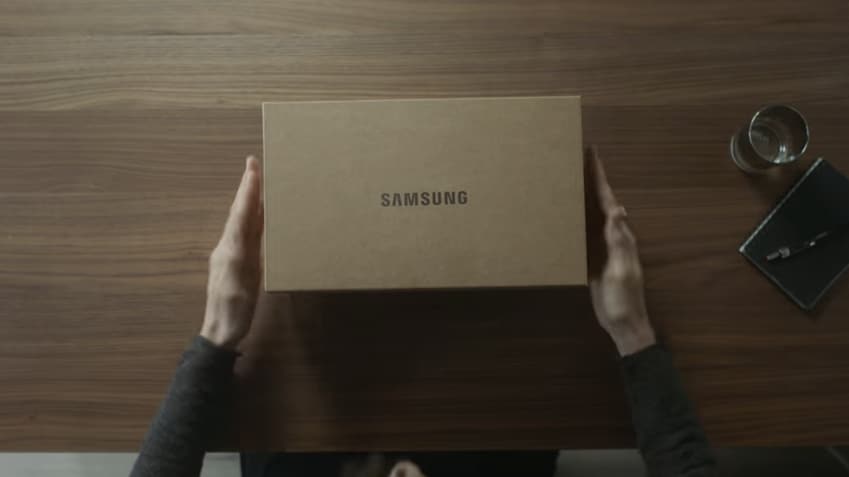 Samsung rivive quasi 30 anni di unboxing per prepararsi a... (video)