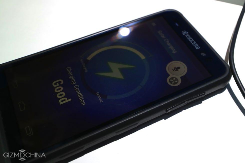 Kyocera mostra un nuovo prototipo di smartphone a ricarica fotovoltaica