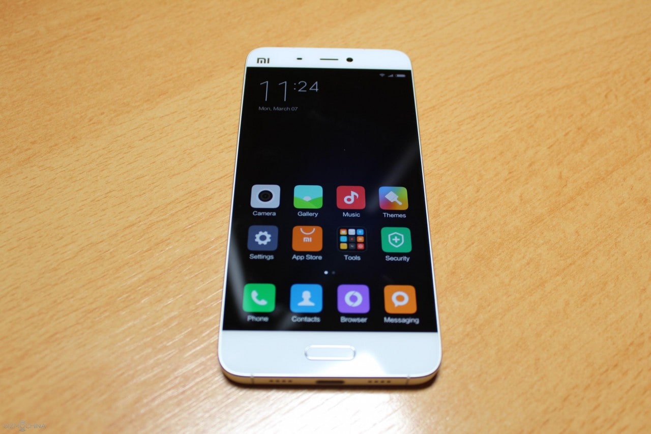 Xiaomi Mi 5 distoglie l&#039;attenzione dalla sua scarna confezione con le sue linee accattivanti (foto)