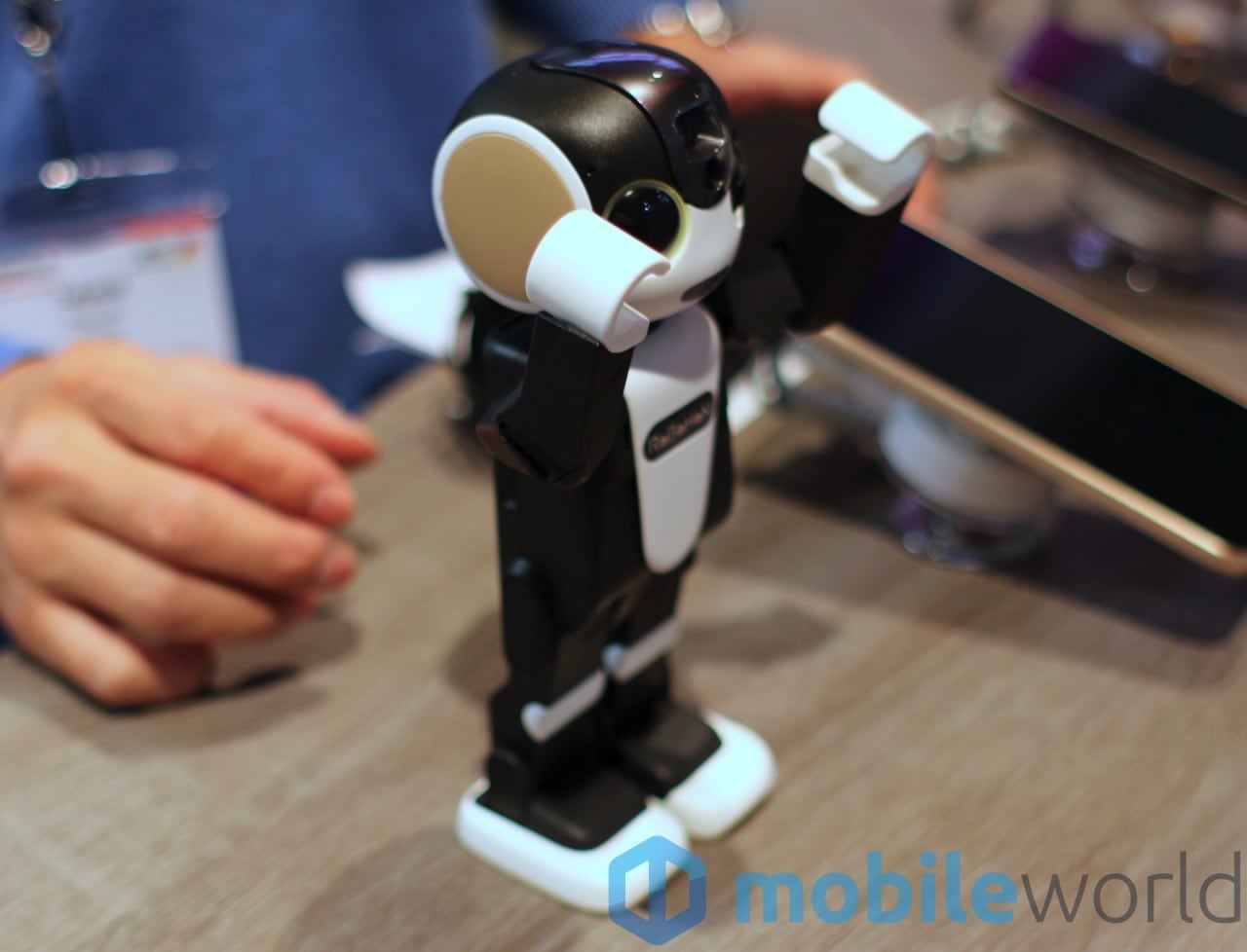 Il robot-smartphone di Sharp è reale, ma costa uno sproposito (video)