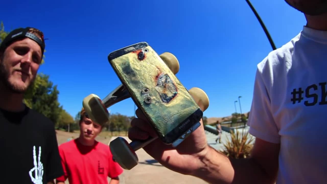 Galaxy S7 si presta anche come skateboard, se avete il coraggio di trapanarlo (video)
