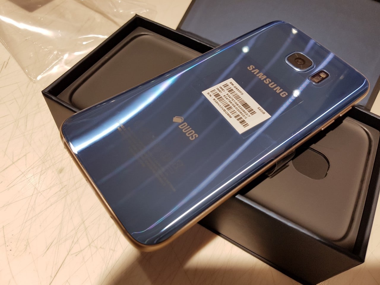 Un unboxing fotografico per Galaxy S7 edge Blue Coral