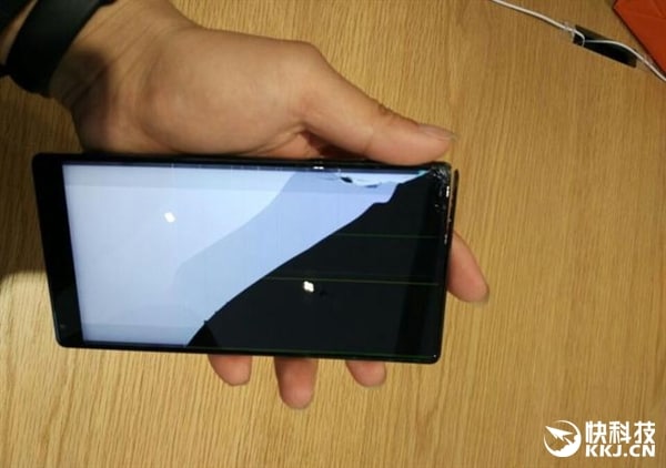 Guardate cosa accade se lasciate cadere a terra uno Xiaomi Mi Mix (foto)