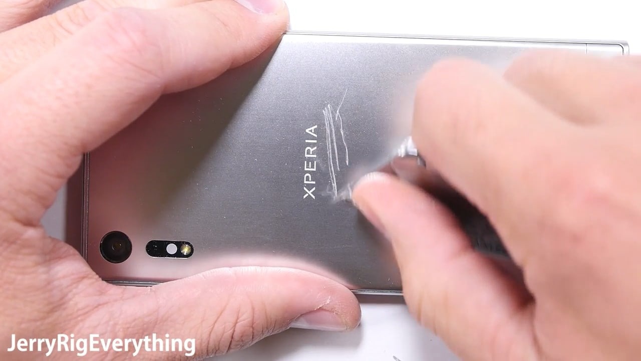 Sony Xperia XZ viene messo sotto torchio in questo test di resistenza (video)