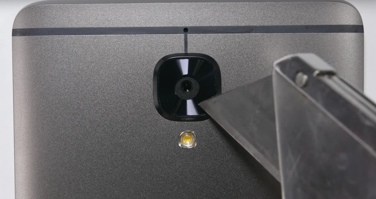 Test di resistenza per il vetro zaffiro della fotocamera di OnePlus 3T (video)