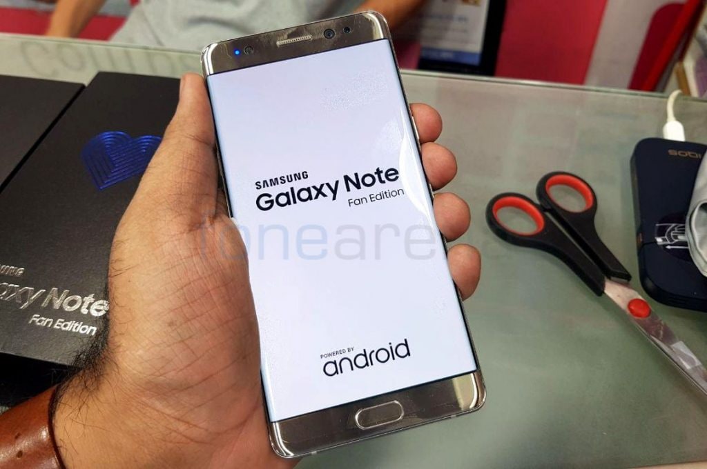 Samsung Galaxy Note FE si fa ammirare da ogni prospettiva in questi scatti (foto)
