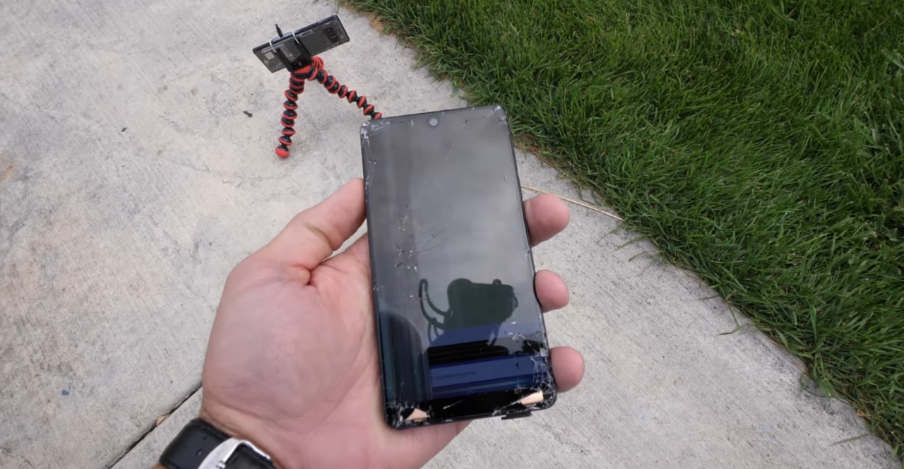 Essential Phone non va d&#039;accordo con la gravità: il drop test fa male (video)