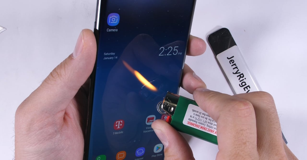 Galaxy Note 8 è solido come una roccia (ma non provate a bruciarlo) (video)