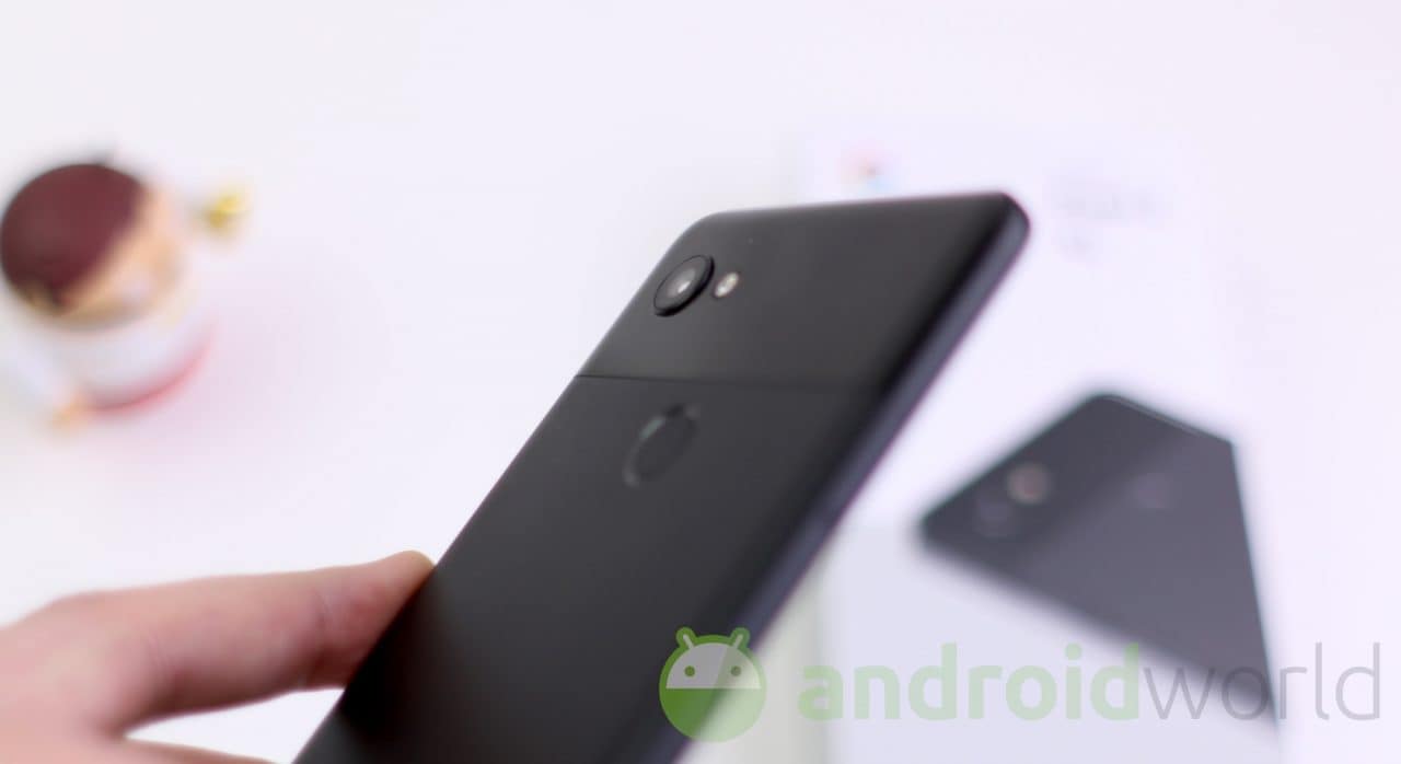 Sollevare Google Pixel 2 XL per accedere alla fotocamera: gesture accantonata o in arrivo con Android 8.1?