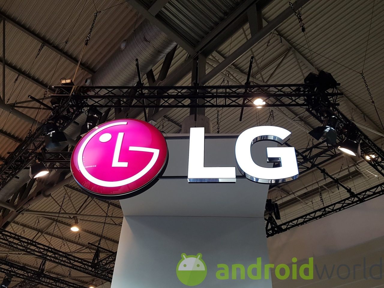 LG sul punto di lanciare uno smartphone con display secondario, ma non come lo immaginate voi
