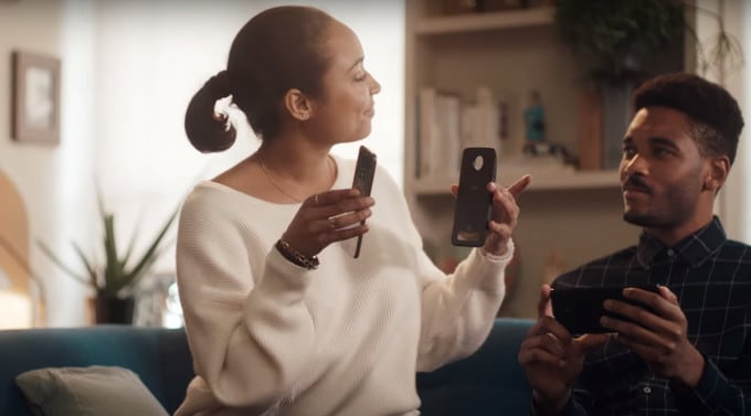 Motorola risponde a Samsung ed Apple a suon di spot: up-upgrade a Moto Z! (video)