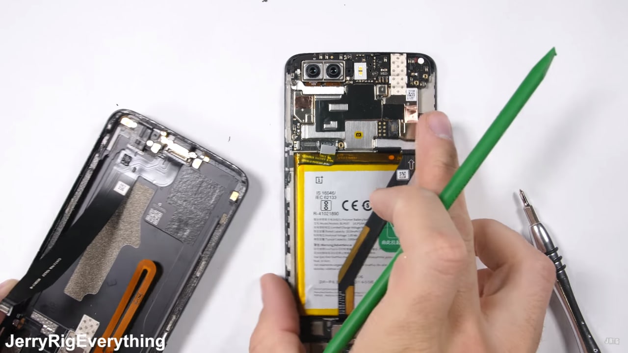 Il teardown di OnePlus 5T svela solidità, alta riparabilità e un accenno di impermeabilità (video)