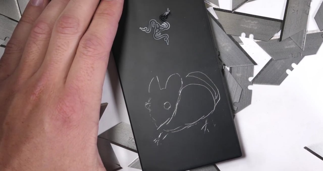 Razer Phone non se la cava mica male nel suo primo test di resistenza (video)