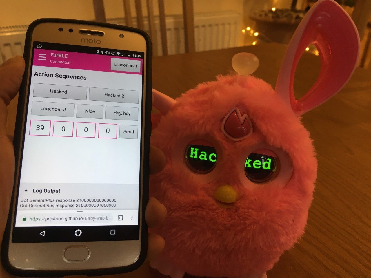 Finalmente è Natale: ora potete controllare il vostro Furby da smartphone!