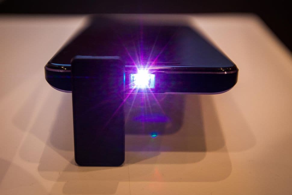 Basta guardare film sul display di uno smartphone: questo Moviphone ha un proiettore integrato! (foto)