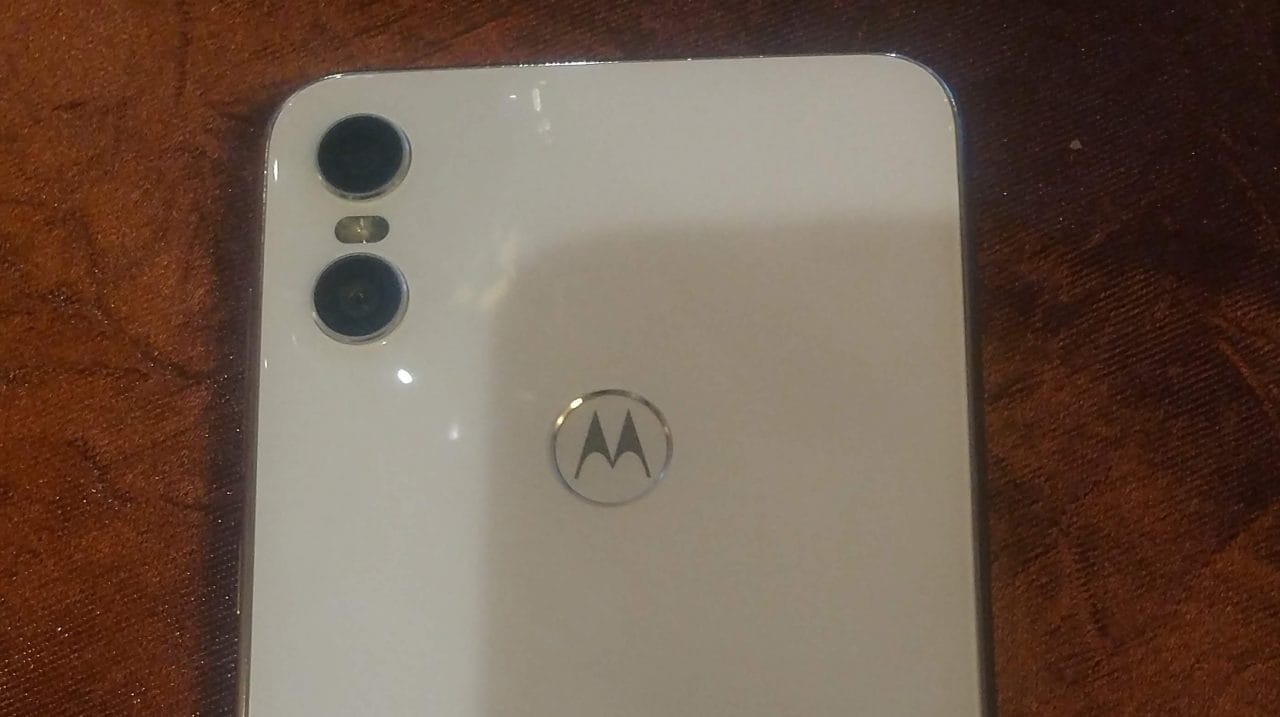 Motorola One si fa vedere dal vivo con la sua particolare doppia fotocamera separata (foto)