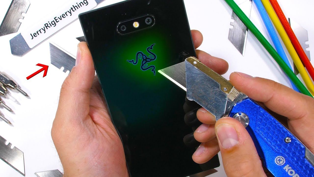 Razer Phone 2 abbandona il retro metallico in favore del vetro: pagherà dazio nel test di resistenza? (video)