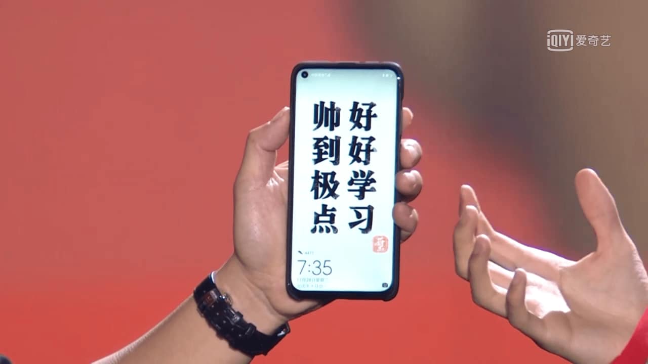 Huawei Nova 4, il primo smartphone &quot;col buco&quot; si mostra dal vivo per la prima volta (foto)