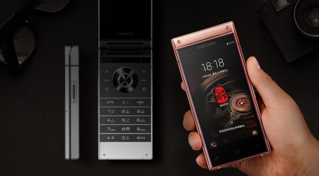 Samsung presenta W2019: il flip-phone che non scende a compromessi, nemmeno sul prezzo (foto)