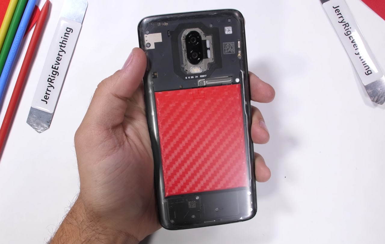 Né lucido né opaco: il retro più bello di OnePlus 6T è quello trasparente! (video)