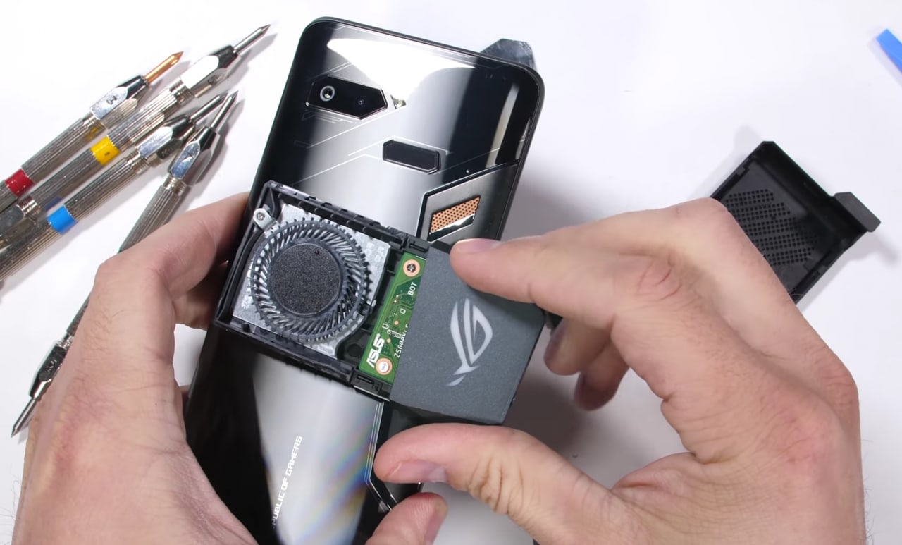 ASUS ROG Phone non ha paura di niente: supera brillantemente il test di resistenza (video)