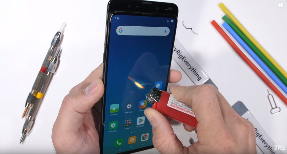Come uscirà lo slider di Xiaomi Mi MIX 3 dai test di resistenza di JerryRigEverything? (video)