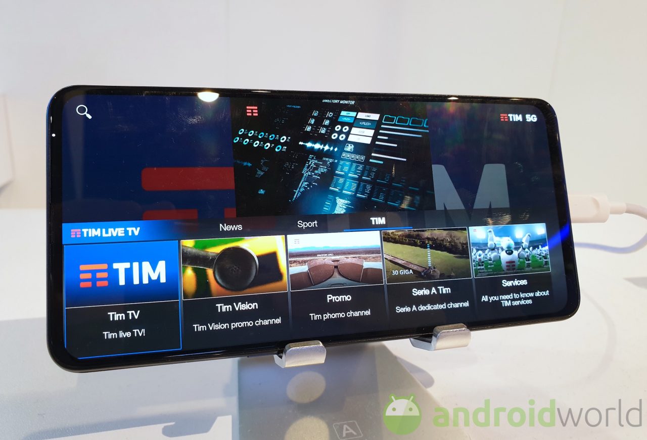 Una demo di Xiaomi Mi MIX 3 5G con TIM: non c&#039;è trucco né inganno, è tutto vero (video)