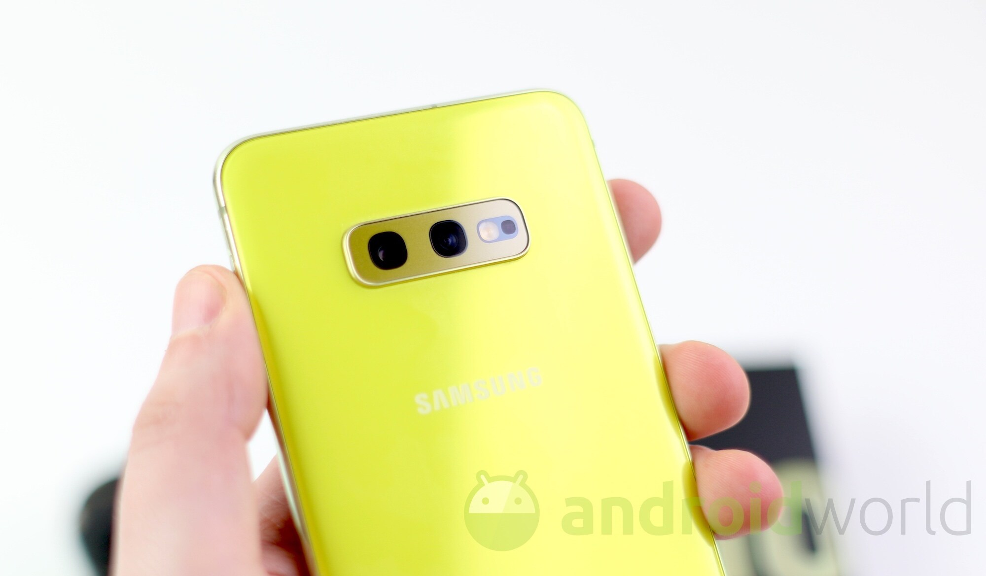 Un giallissimo Galaxy S10e da 128 GB è in sconto su Amazon: oggi a 568€ (video)