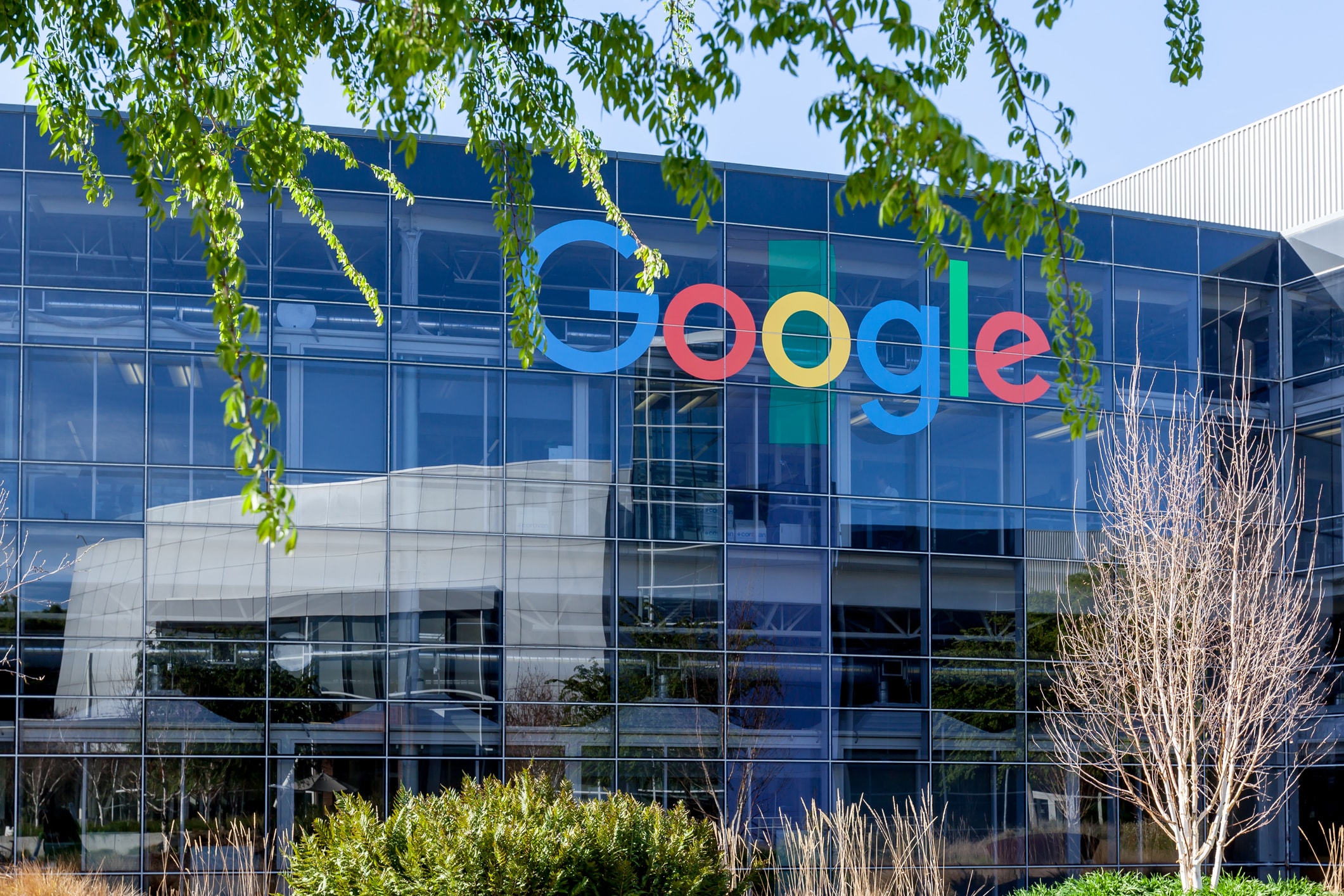 Google fonde i team aziendali di Android, hardware e dei servizi software per semplificare i suoi affari
