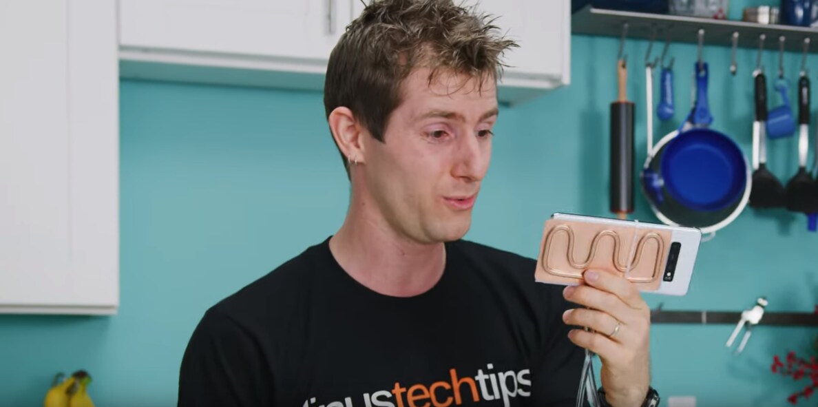 Il vostro smartphone si surriscalda? (Non) provate questo sistema di raffreddamento a liquido! (video)