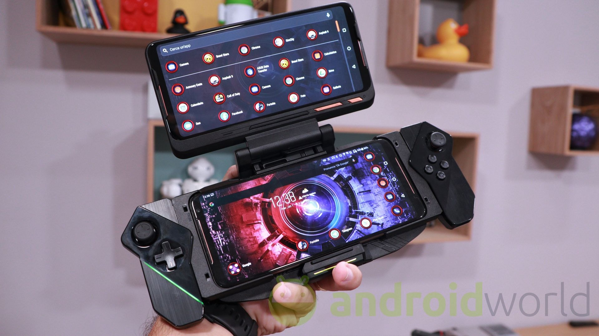 Gli accessori ufficiali di ASUS ROG Phone 2: Twin View Dock + Kunai Gamepad = Megazord! (foto e video)